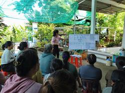 Trao vốn hỗ trợ sinh kế kết hợp truyền thông phòng chống bệnh lây truyền qua đường hô hấp