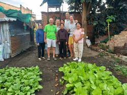 Trung tâm Thiện Chí triển khai ủ phân bò kết hợp chế phẩm sinh học và biochar, bước đầu ứng dụng cho các hộ trồng trọt