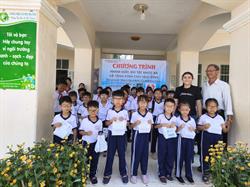 Khám mắt, đo tật khúc xạ và tặng kính cho học sinh tiểu học