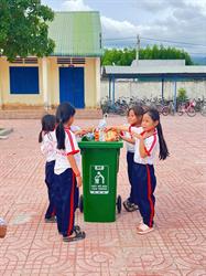 Hỗ trợ thùng rác cho trường học